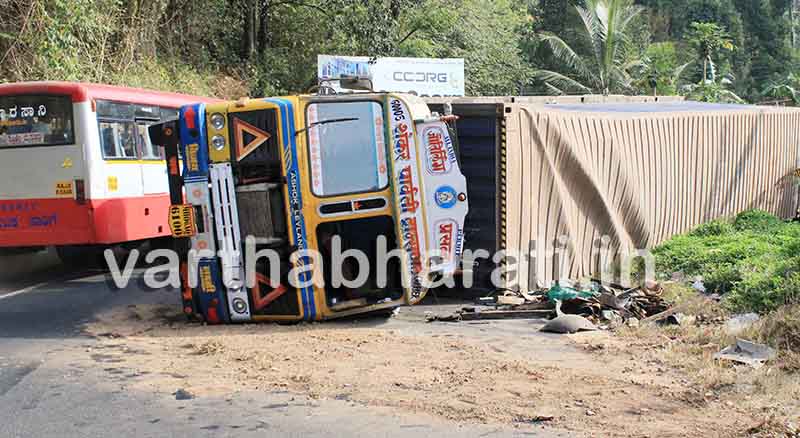 ಮಡಿಕೇರಿ: ಲಾರಿ ಪಲ್ಟಿ; ತಪ್ಪಿದ ಅನಾಹುತ